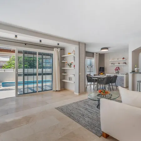 La Caleta Seaside With Pool Villa *